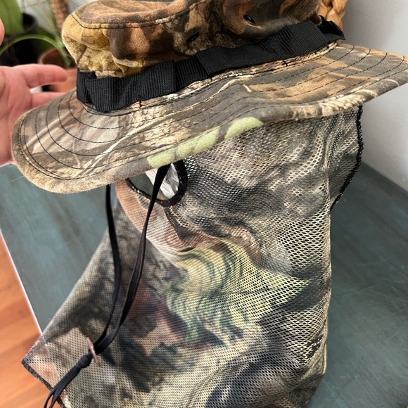 Cabela’s small men’s Camo Hunting Bucket hat with mesh drape - Picture 3 of 7